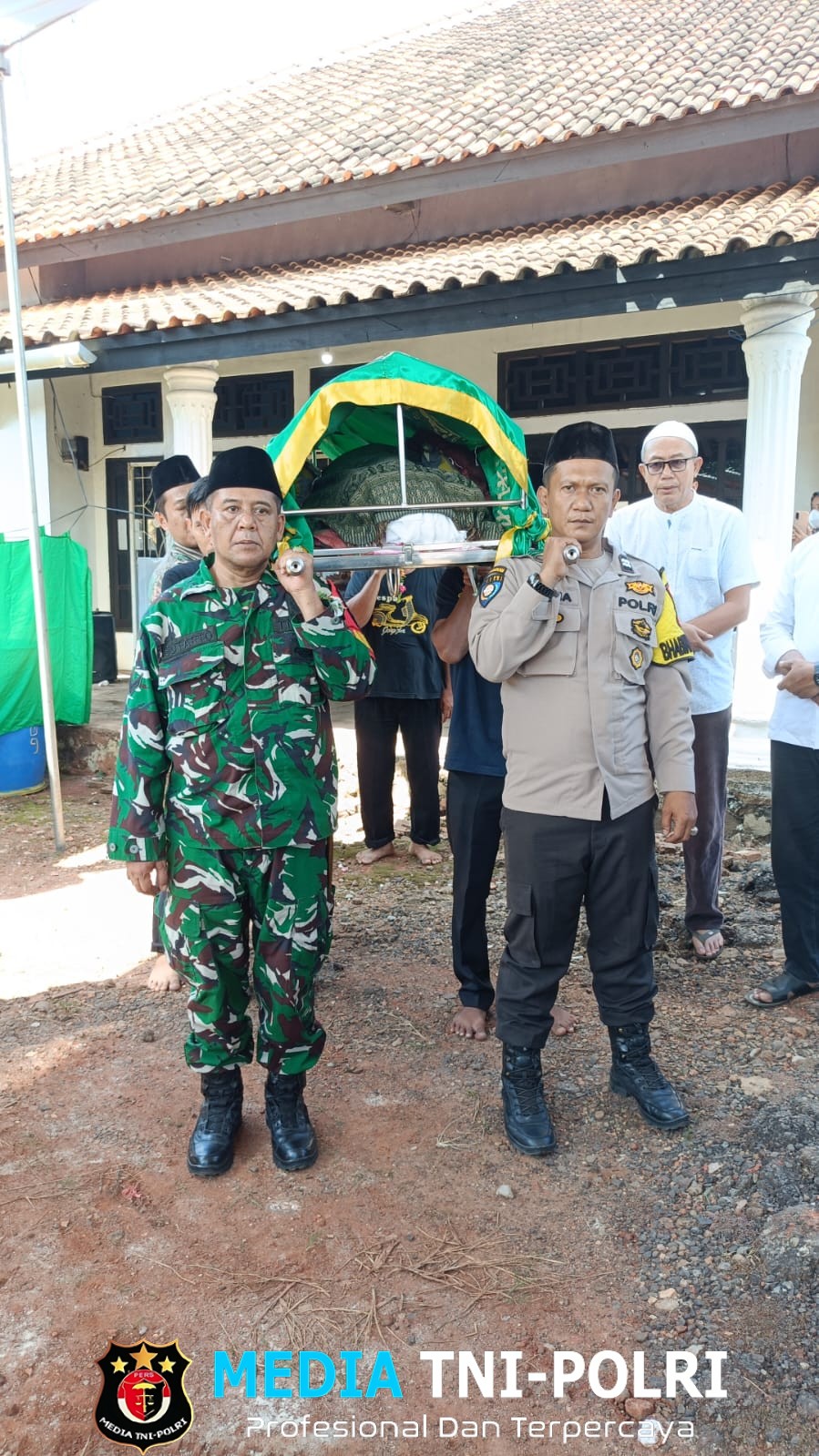 Bhabinkamtibmas Polsek Kotabumi Kota Melayat Kepala Desa Bandar Putih, Wujud Empati dan Kepedulian Polri