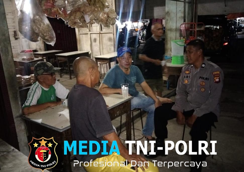 Jaga Kamtibmas Malam Hari, Polisi Sambangi Warga Mandor Sambil Berikan Himbauan Hangat