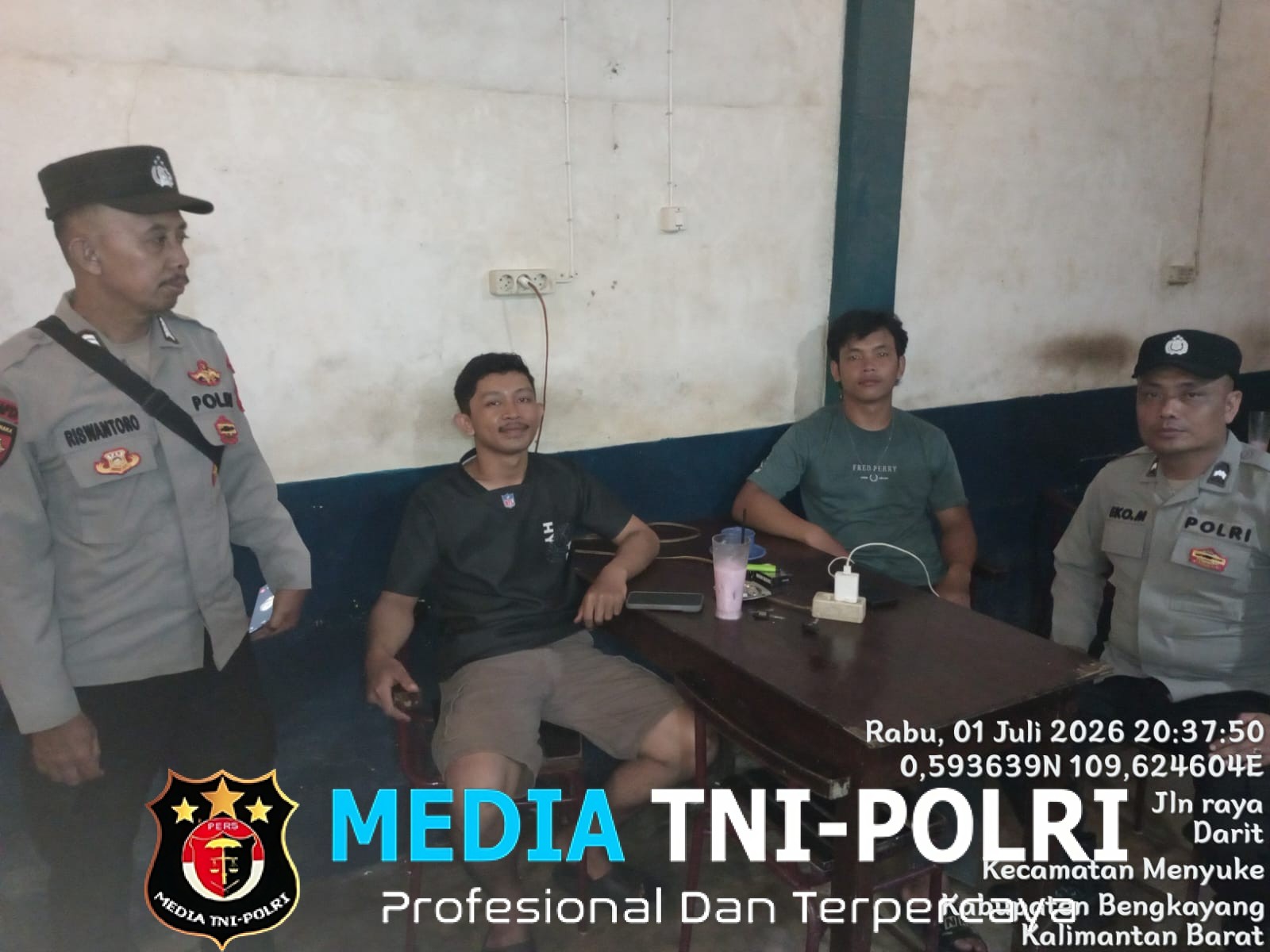 Patroli Rutin Malam Hari Samapta Polsek Menyuke Sambangi Warga Yang Lagi Santai
