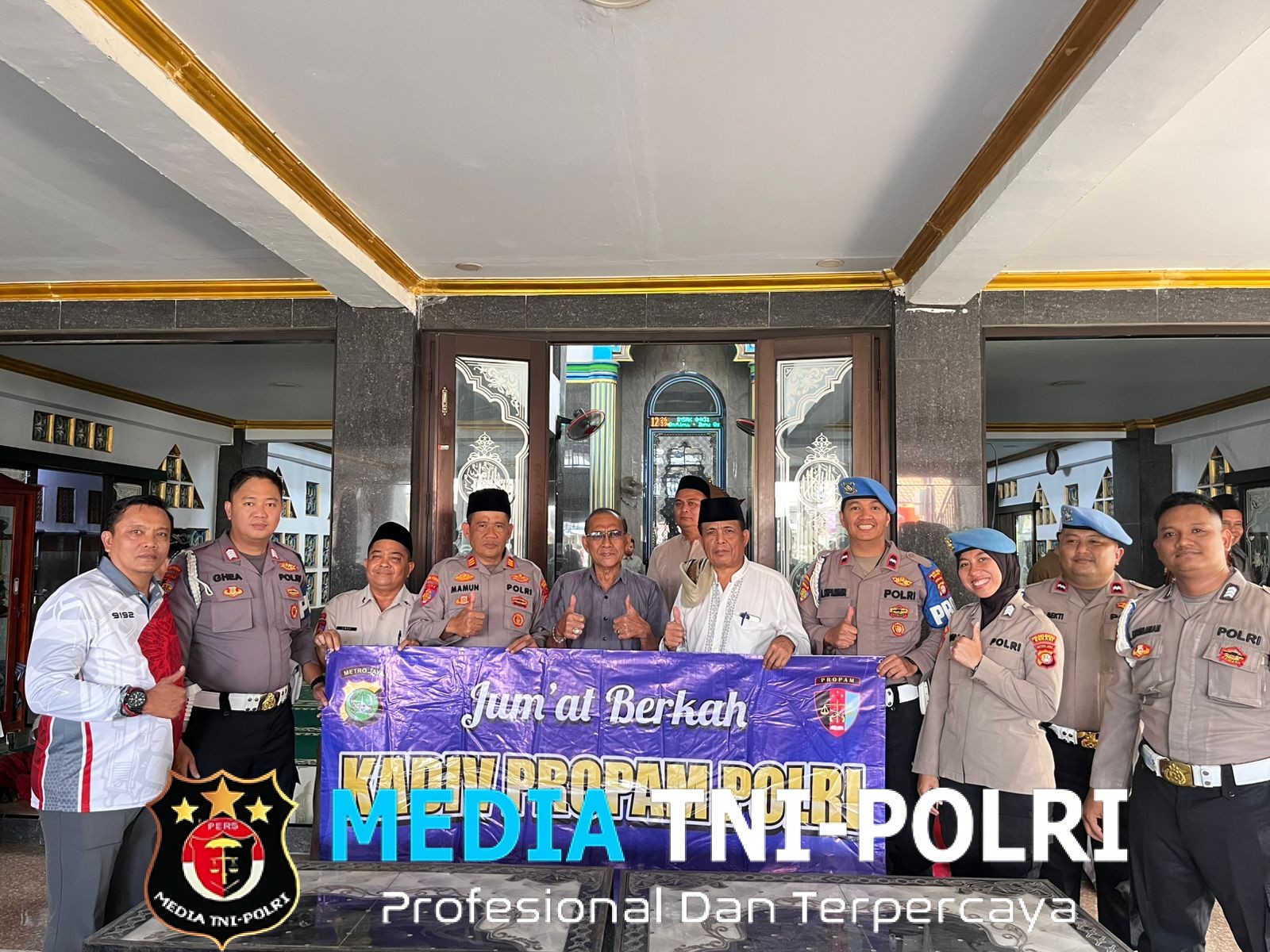 Jumat Berkah Sipropam Polres Metro Bekasi, Perkuat Silaturahmi dan Kepedulian di Desa Cibatu