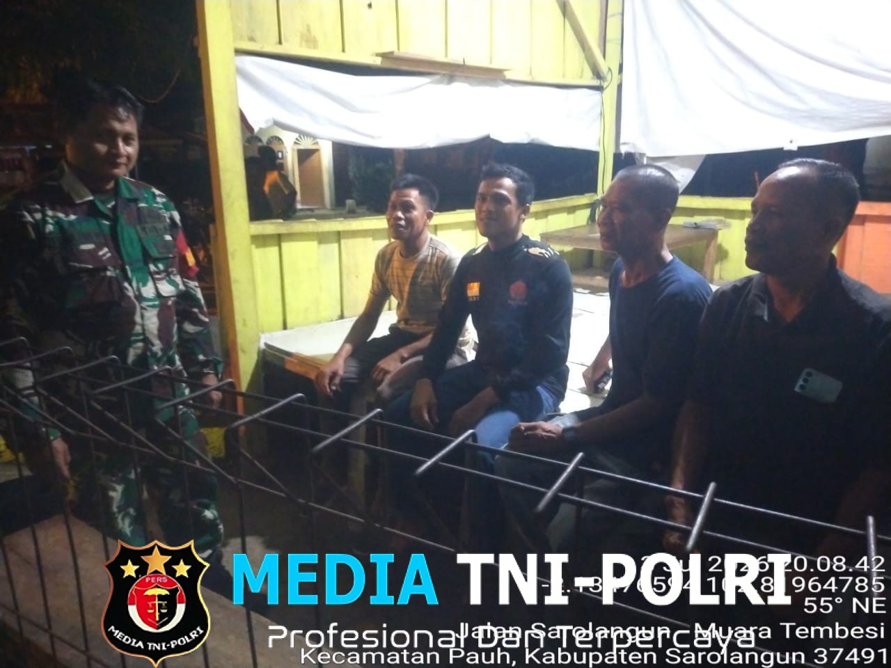 Patroli Malam dan Komsos, Koramil 420-03/Pauh Perkuat Keamanan Bersama Warga