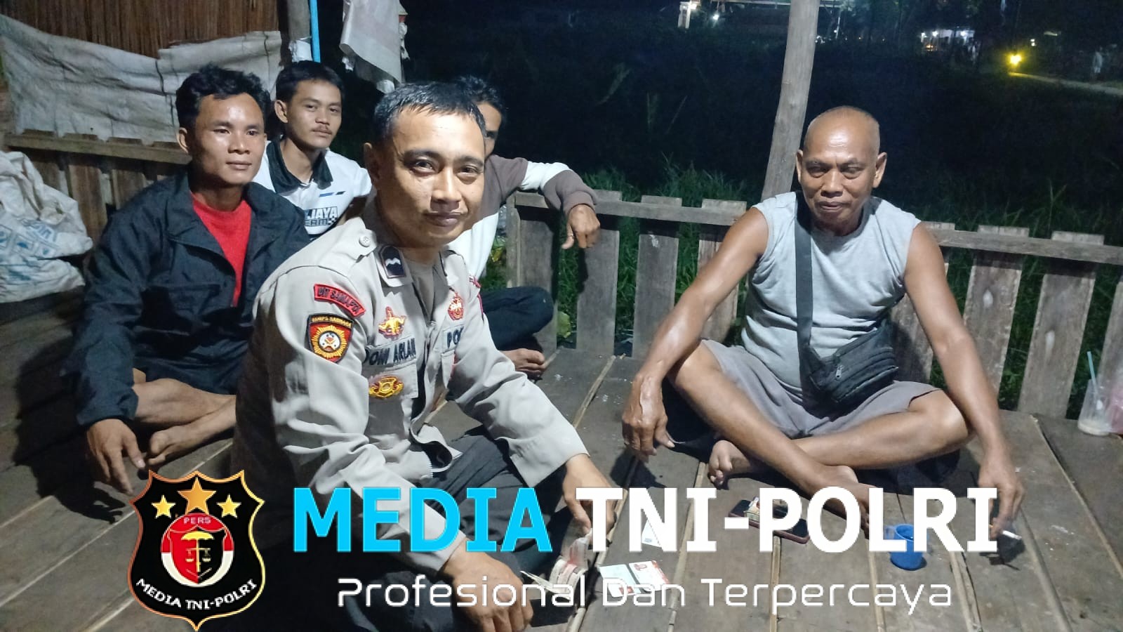 Hangatnya Patroli Malam di Mandor Polisi Duduk Bercanda Bersama Warga Sambil Selipkan Himbauan Kamtibmas
