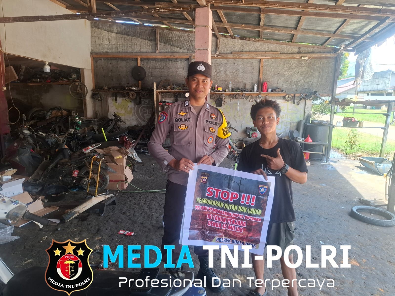 Musim Kemarau Melanda! Bhabinkamtibmas Kuala Behe Gerak Cepat Ajak Warga Cegah Karhutla Lewat Banner Keliling