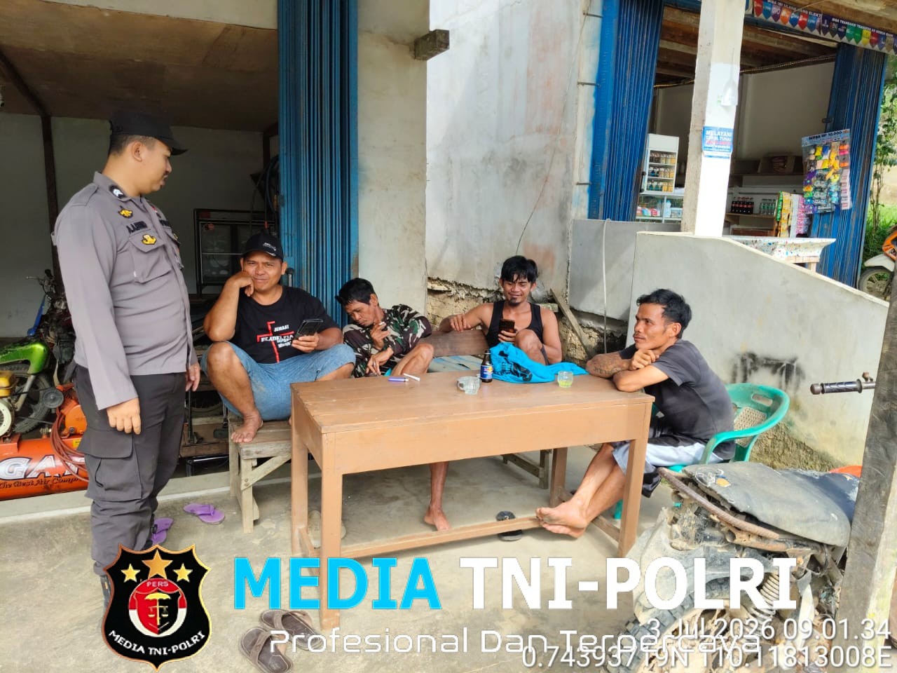 Bertemu Warga Saat Patroli Siang, Polisi Sampaikan Imbauan Penting agar Tak Jadi Korban Kejahatan