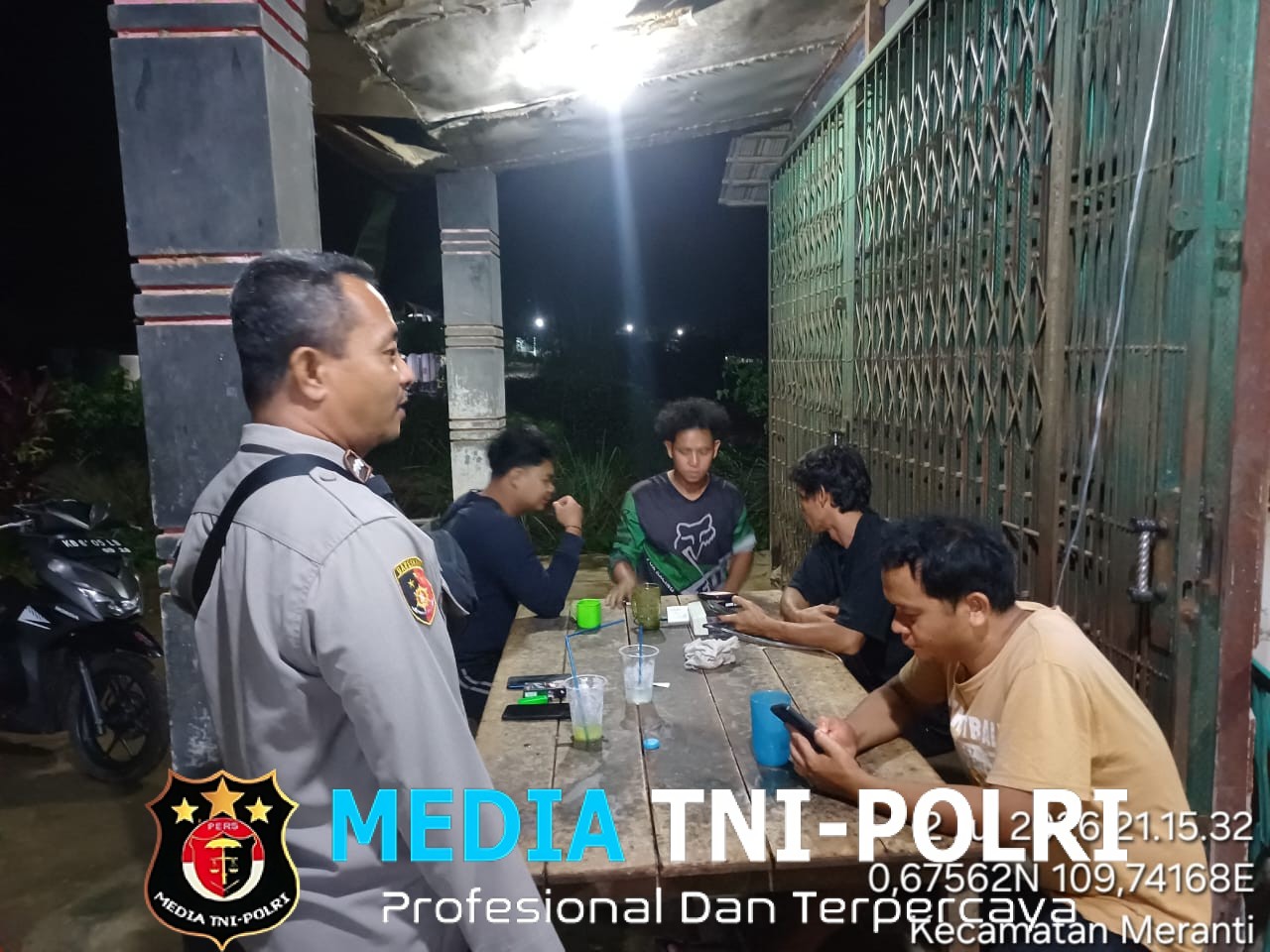 Asyik Bermain HP, Warga Disambangi Polisi Saat Patroli Malam, Diingatkan Waspada Kejahatan yang Marak Terjadi