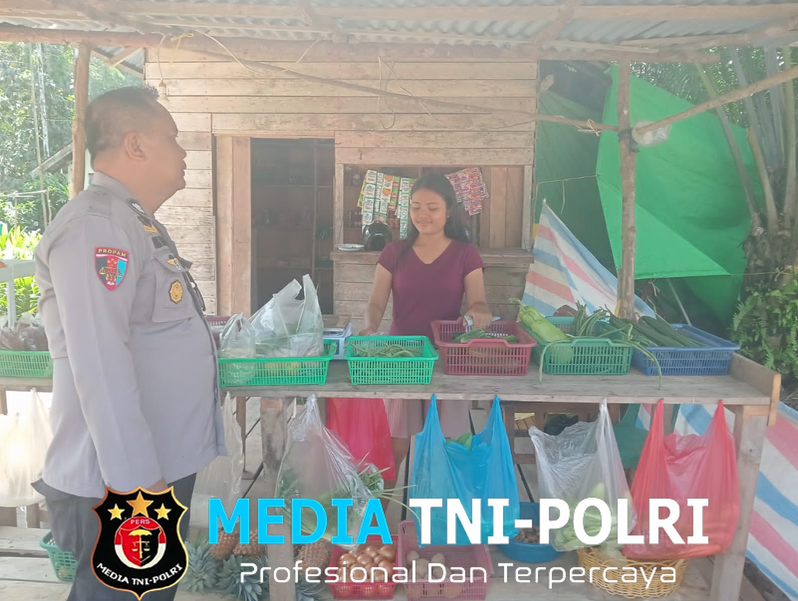 Senyum Hangat Polisi di Pasar Sebangki Sambangi Pedagang Sayur, Himbauan Terasa Seperti Sapaan Sahabat