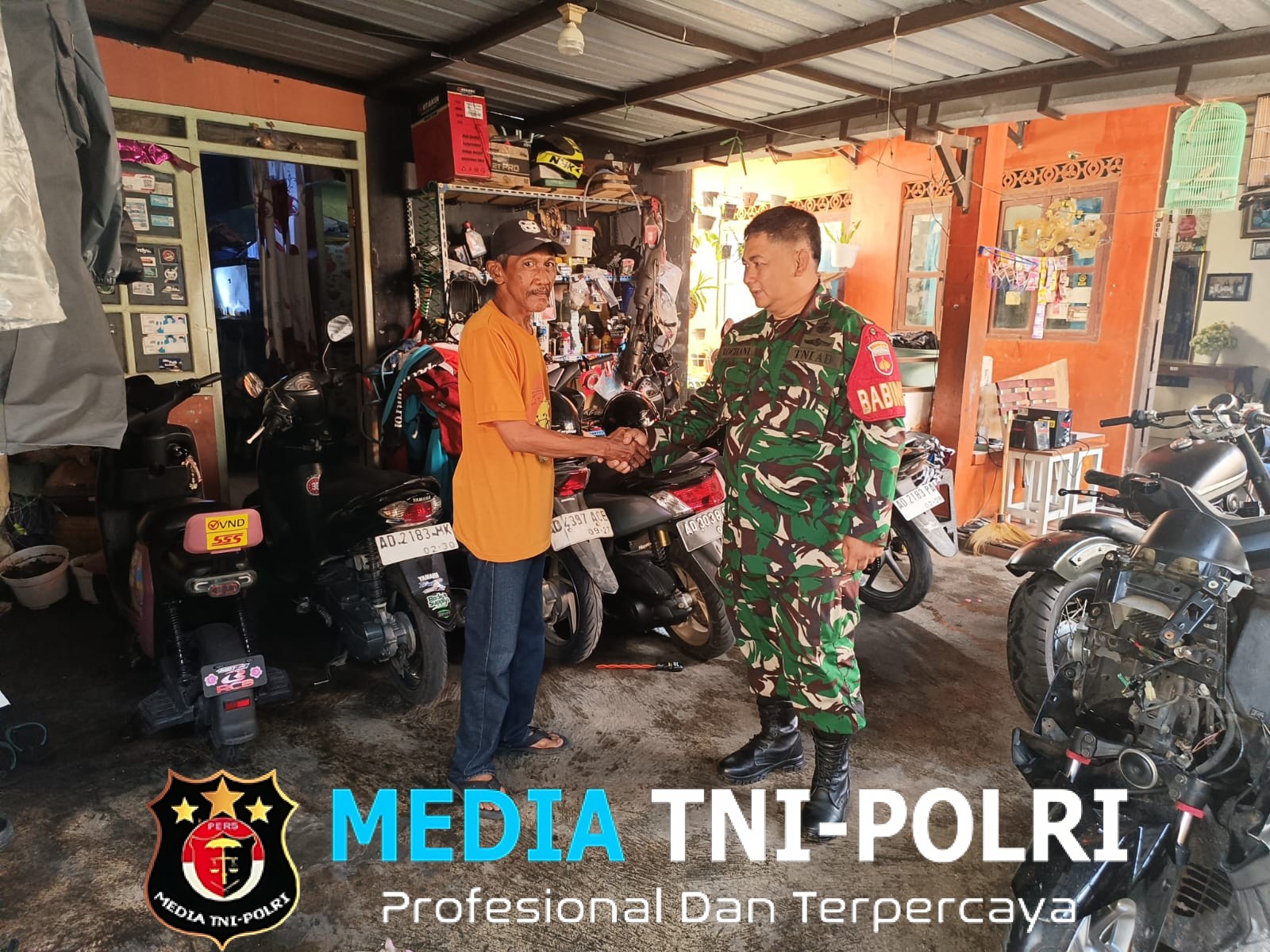 Menyapa dari Hati ke Hati, Babinsa Kratonan Bangun Keakraban Dengan Jukir