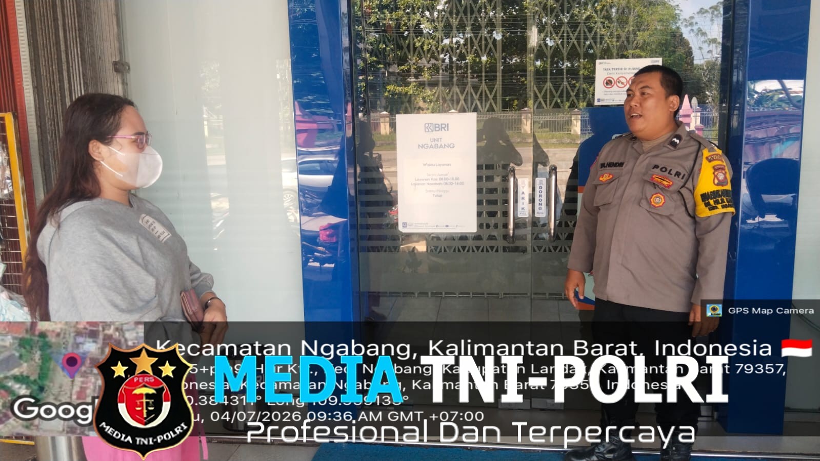 Aksi Humanis Bhabinkamtibmas di Depan ATM Ngabang! Ingatkan Ibu-Ibu Soal Modus Kejahatan, Warga “Kami Jadi Merasa Aman”