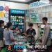 Patroli Malam Berbalut Humanis Polisi Sambangi Warga di Counter Ponsel, Himbauan Kamtibmas Disampaikan Saat Isi Kuota hingga Beli HP
