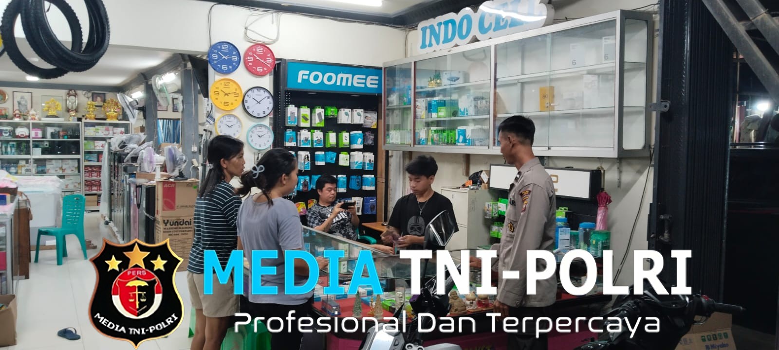 Patroli Malam Berbalut Humanis Polisi Sambangi Warga di Counter Ponsel, Himbauan Kamtibmas Disampaikan Saat Isi Kuota hingga Beli HP