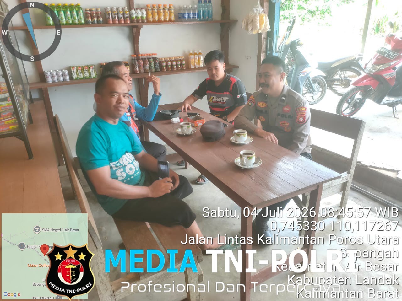 Secangkir Kopi Jadi Saksi Keakraban Polisi dan Warga Air Besar, Patroli Siang Berbalut Himbauan Kamtibmas