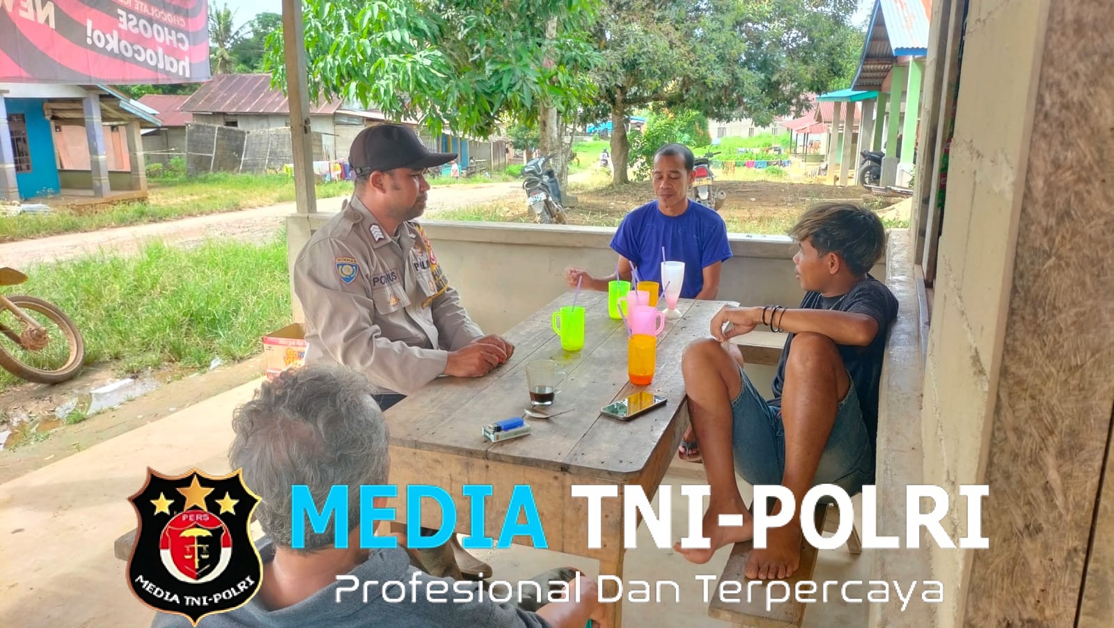 Sambil Minum Es, Polisi Sambangi Warga di Meranti Himbauan Kamtibmas Disampaikan dengan Cara Hangat