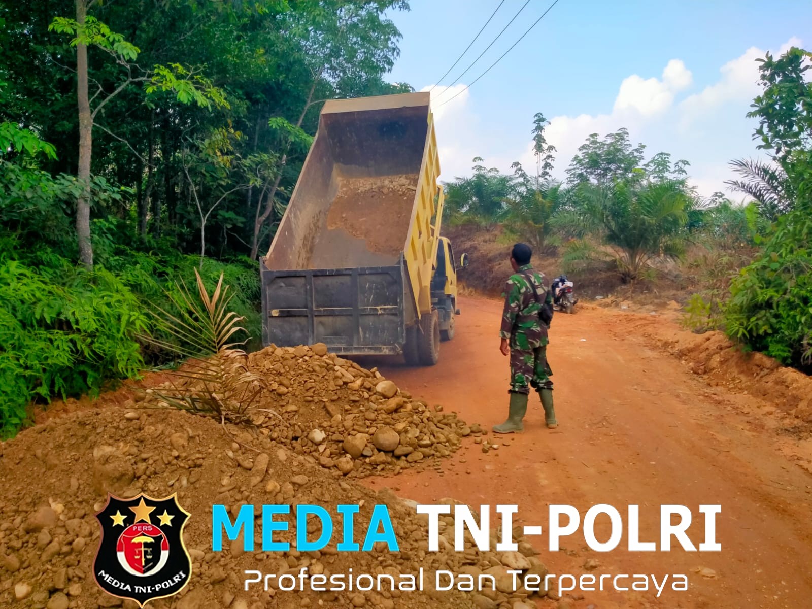 TNI Bersama Masyarakat Wujudkan Jalan Kokoh Melalui Program Karya Bakti Skala Besar