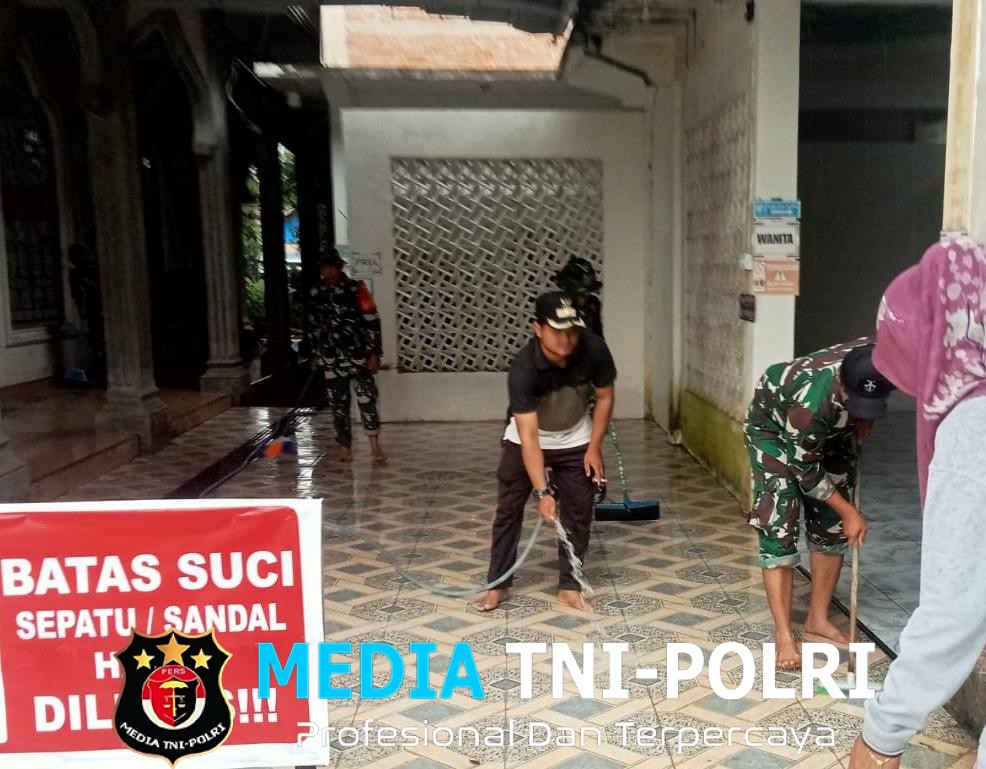 Babinsa Koramil 420-08/Tabir Bersama Warga dan Pemuda Gotong Royong Bersihkan Masjid, Perkuat Kebersamaan di Gading Jaya