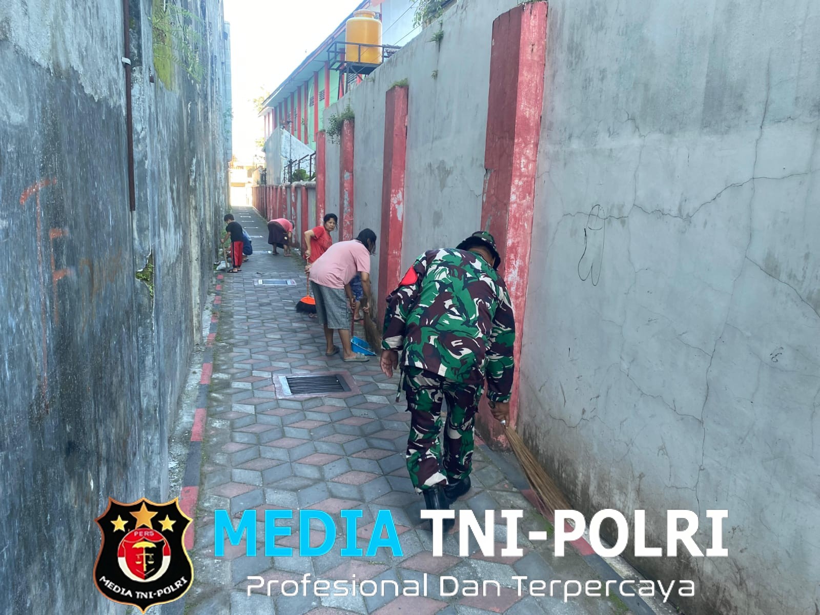 Wujudukan Lingkungan Asri, Kopka Sarifudin Bersama Warga Kepanjenkidul Gelar Kerja Bakti Bersama