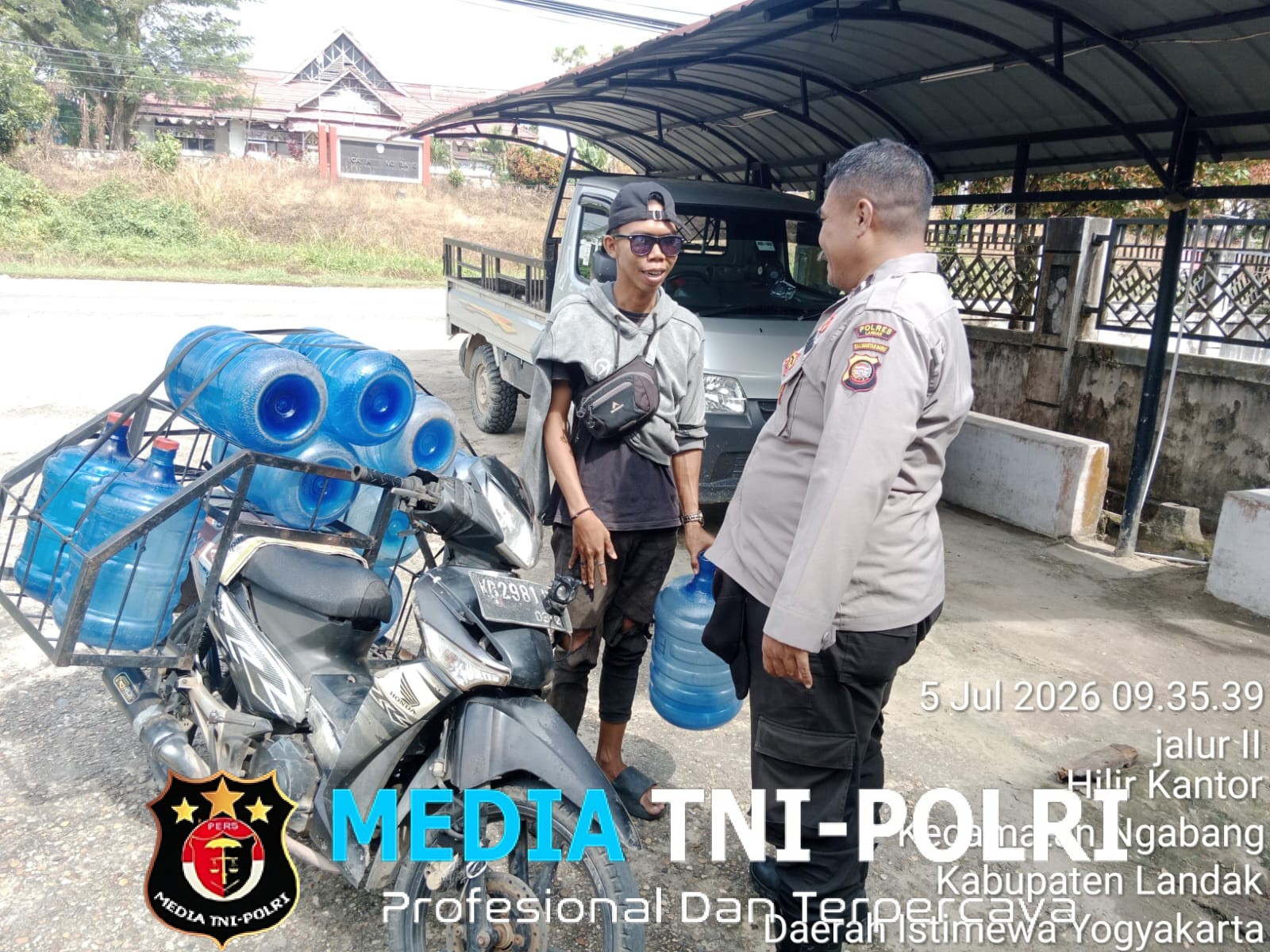 Hangatnya Sapaan di Tengah Terik Matahari Saat Patroli Siang Berubah Menjadi Momen Edukasi Keamanan bagi Tukang Galon