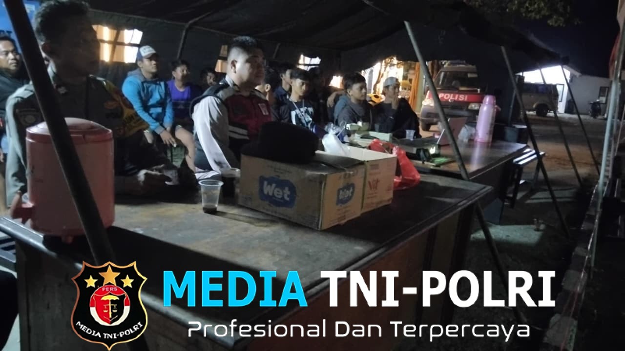 Polsek Pebayuran Nobar Piala Dunia 2026 Bersama Warga