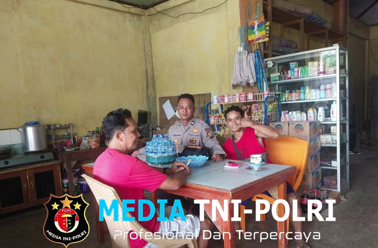 Humanis! Usai Patroli Cegah Pencurian, Personel Polsek Meranti Sapa Warga Bahas Kamtibmas