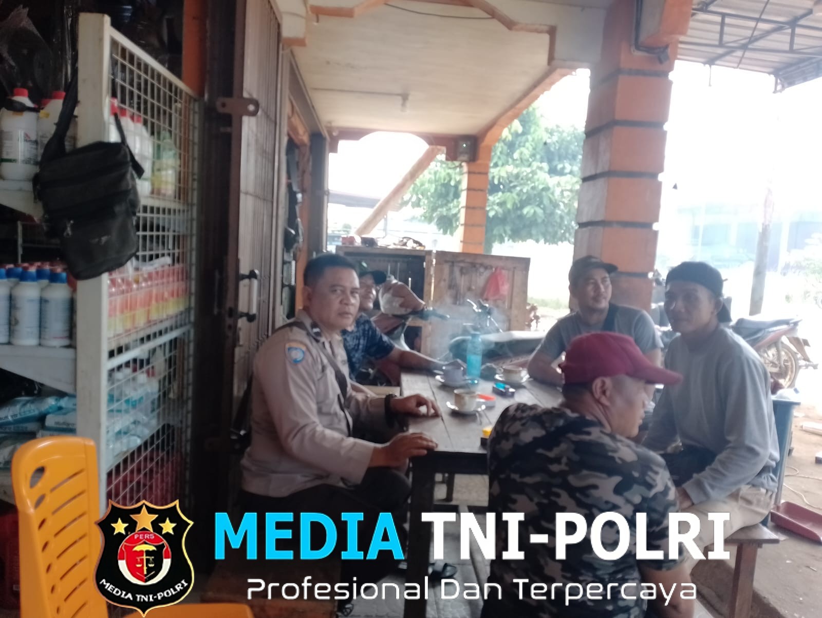 Tak Kenal Hari Libur, Polisi Tetap Hadir di Tengah Warga, Sampaikan Imbauan Kamtibmas dan Waspadai Modus Kejahatan
