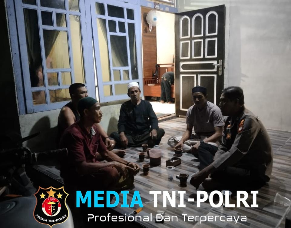 Usai Patroli Malam, Polisi Ngopi Bareng Warga di Teras Rumah, Ingatkan Bahaya Pembobolan Saat Penghuni Terlelap