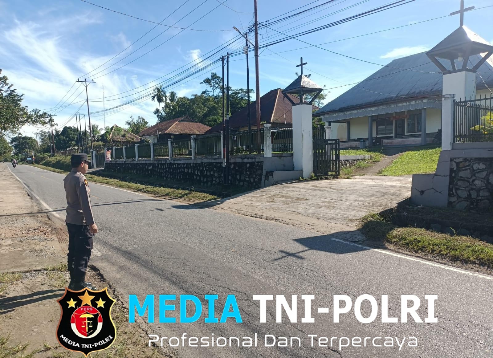 Polsek Menjalin Laksanakan Pengamanan Ibadah Misa Minggu, Wujudkan Rasa Aman Bagi Jemaat