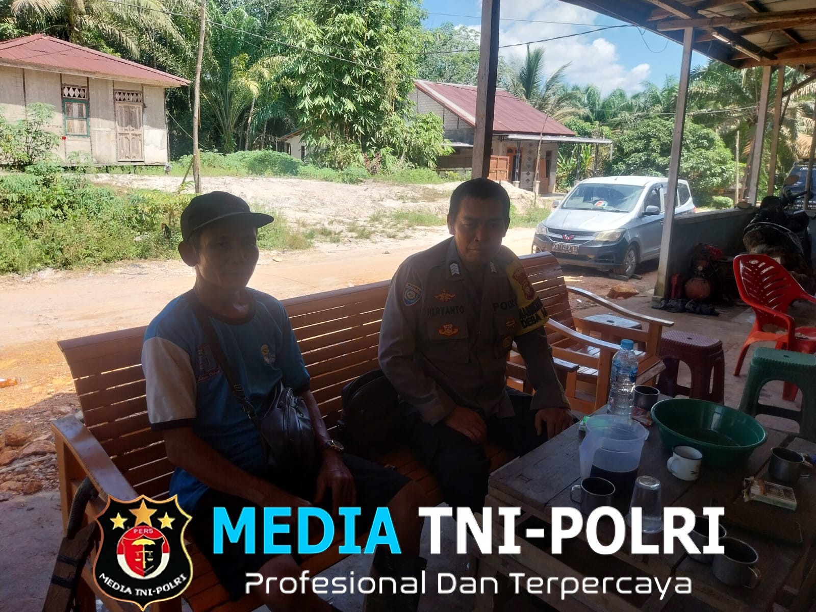 Duduk Bersama Warga di Teras Rumah, Bhabinkamtibmas Pererat Silaturahmi dan Ajak Masyarakat Waspada Kejahatan