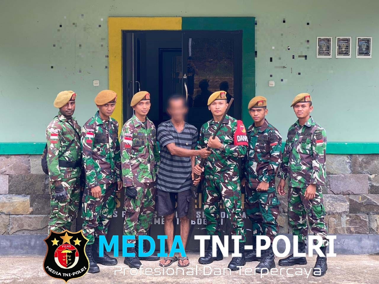 Satgas Pamtas RI-MALAYSIA Yonarmed 19/Bogani Terima Penyerahan Senjata Api Dari Warga Perbatasan di Kabupaten Sambas