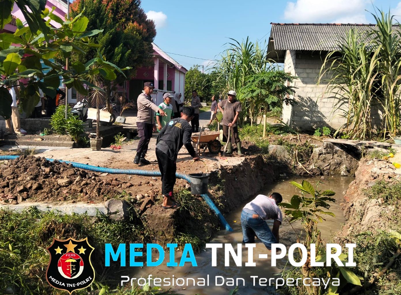 Tak Hanya Menjaga Kamtibmas, Polsek Seputih Banyak Turun Tangan Bangun Jembatan Demi Kelancaran Aktivitas Warga