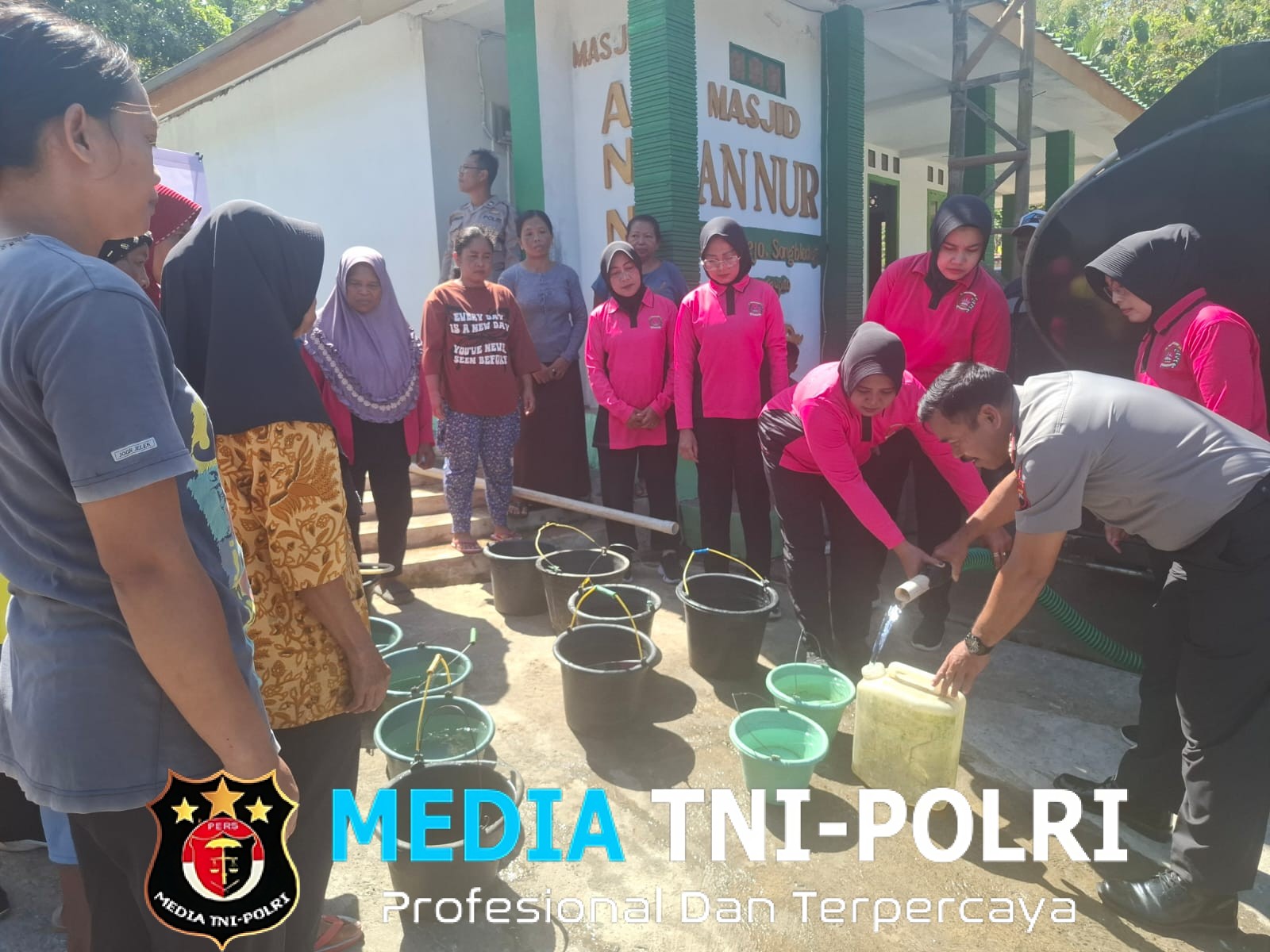 Bhayangkari Peduli Salurkan Bantuan Air Bersih ke Warga Paranggupito, Ringankan Dampak Kekeringan