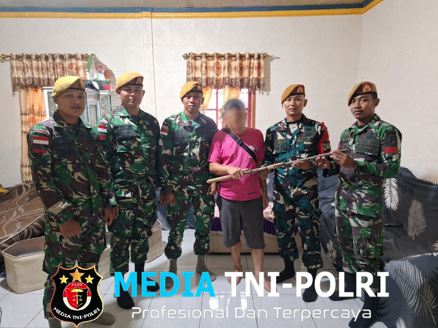 Satgas Pamtas RI-Malaysia Yonarmed 19/Bogani Terima Penyerahan Senjata Api Dari Warga Perbatasan di Kecamatan Sajingan Besar