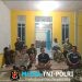 Dinginnya Malam Mandor Tak Surutkan Kehangatan Polisi Sambangi Warga yang Sedang Asyik Ngobrol di Teras Rumah