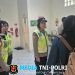 Polwan Polres Metro Bekasi Bantu Pengendara yang Alami Kecelakaan di TL Jurong