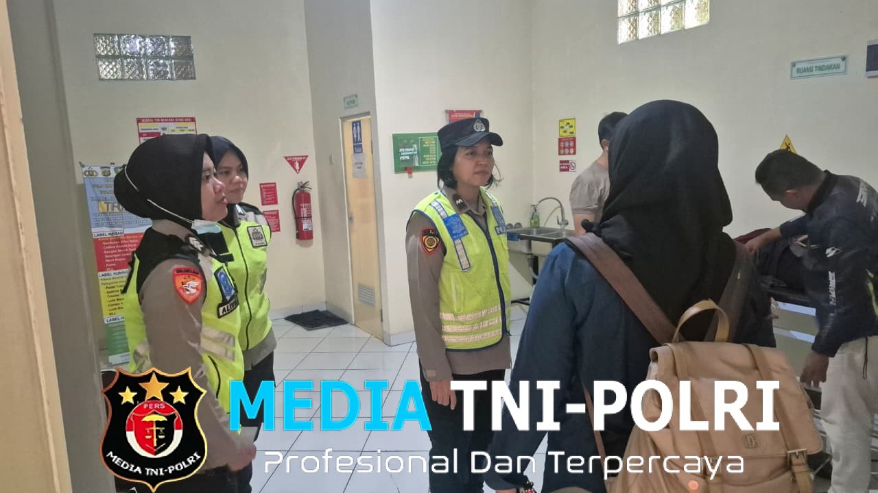 Polwan Polres Metro Bekasi Bantu Pengendara yang Alami Kecelakaan di TL Jurong