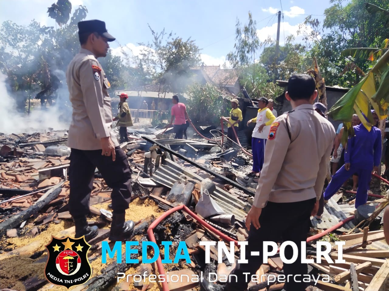 Di Duga Kompor Gas Meledak, Satu Rumah di Eromoko Hangus Terbakar, Polisi Bersama Warga Dan Damkar Bergerak Cepat Lakukan Pemadaman