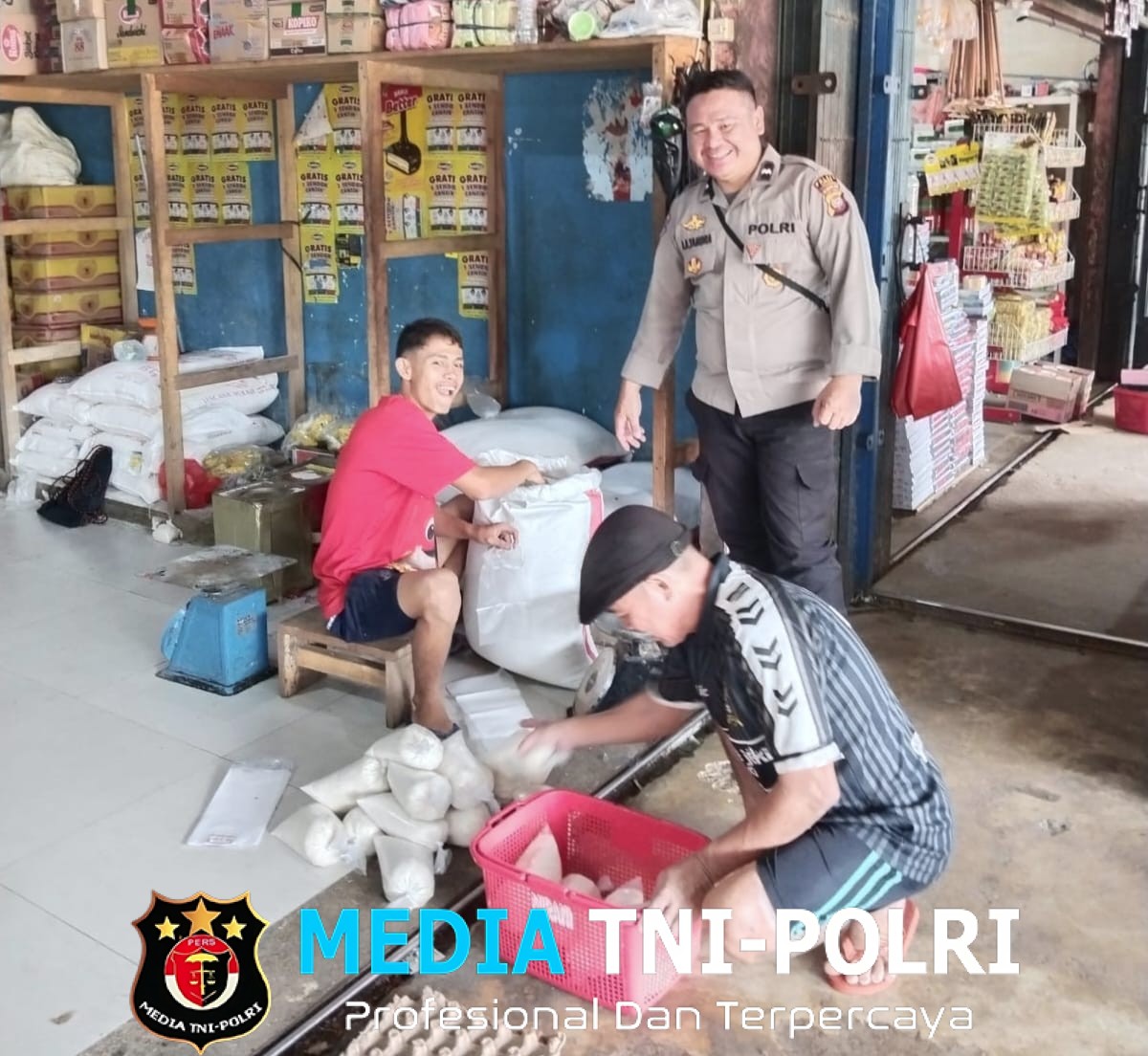 Cegah Curat dan Penipuan Digital, Polisi Ngabang Datangi Langsung Pusat Perbelanjaan Warga