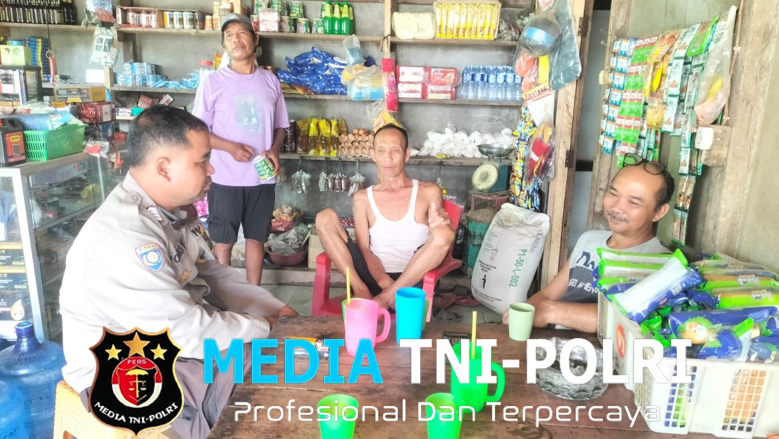 Humanis dan Waspada! Momen Hangat Polisi Sapa Warga di Siang Bolong, Sekaligus Ingatkan Bahaya Kejahatan yang Sedang Marak