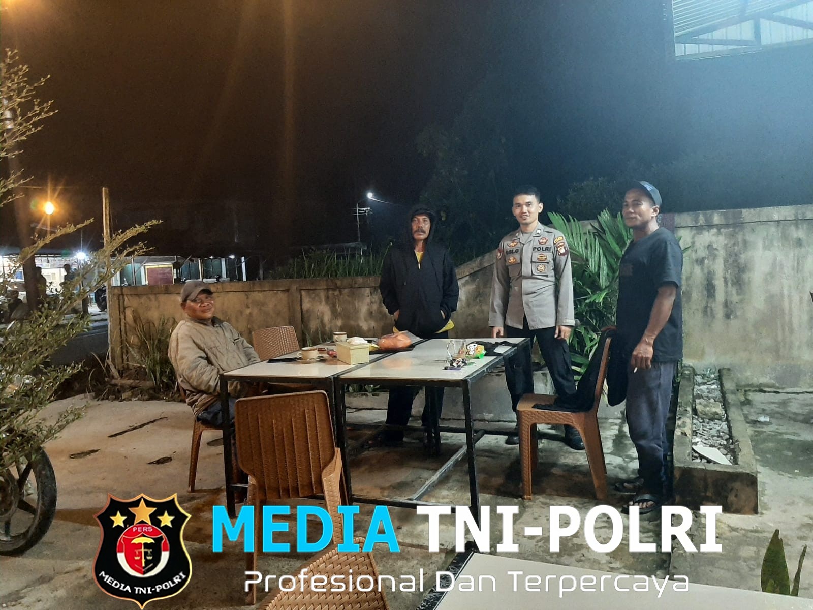 Sejuknya Malam Mandor, Polisi Sambangi Warga yang Asyik Nongkrong Sambil Sampaikan Pesan Kamtibmas
