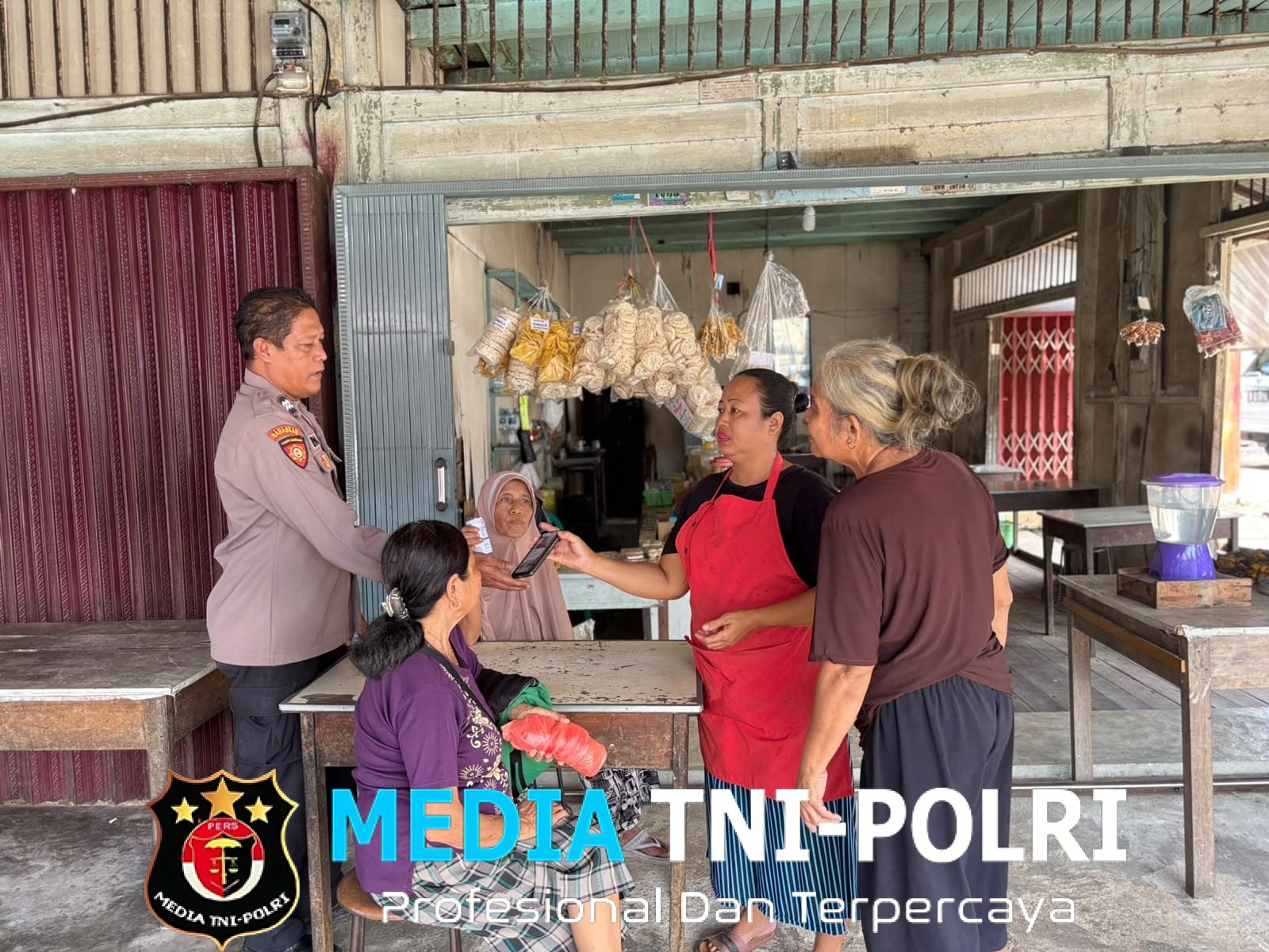 Patroli Humanis di Udara Segar Siang Hari, Polsek Mandor Sambangi Ibu-Ibu Ingatkan Bijak Bermedsos dan Cara Tepat Hubungi 110