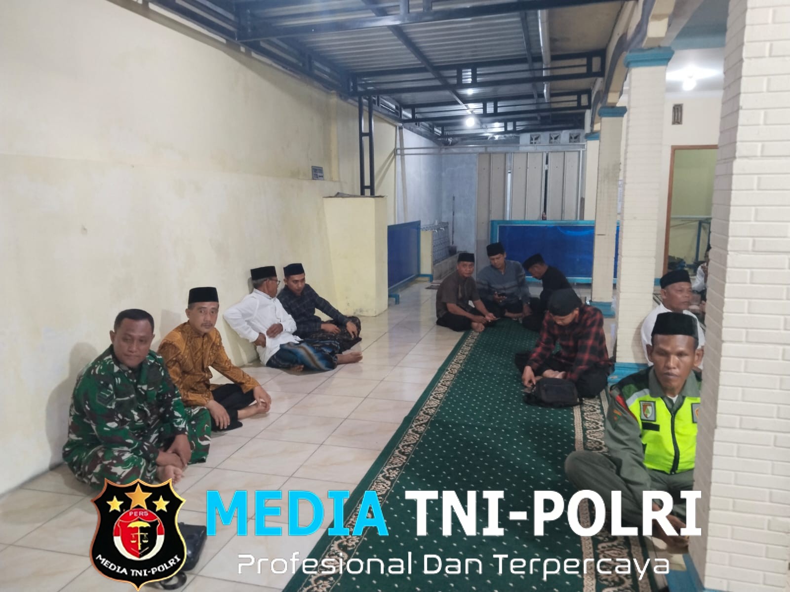 Patroli Malam dan Komsos, Babinsa Koramil 03 Ngadirojo Perkuat Keamanan Serta Jalin Kedekatan dengan Warga