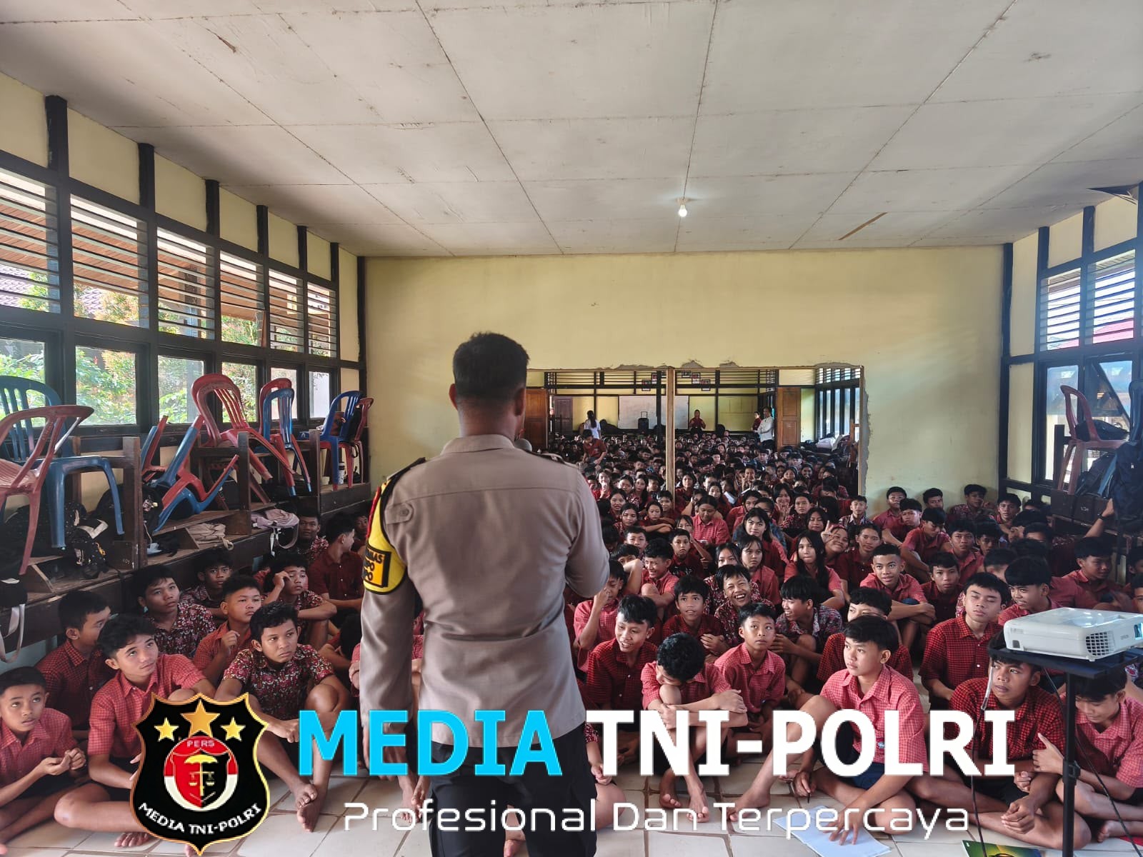 Bhabinkamtibmas Berikan Penyuluhan di SMPN 1 Jelimpo, Tanamkan Disiplin dan Cegah Kenakalan Remaja Sejak Dini