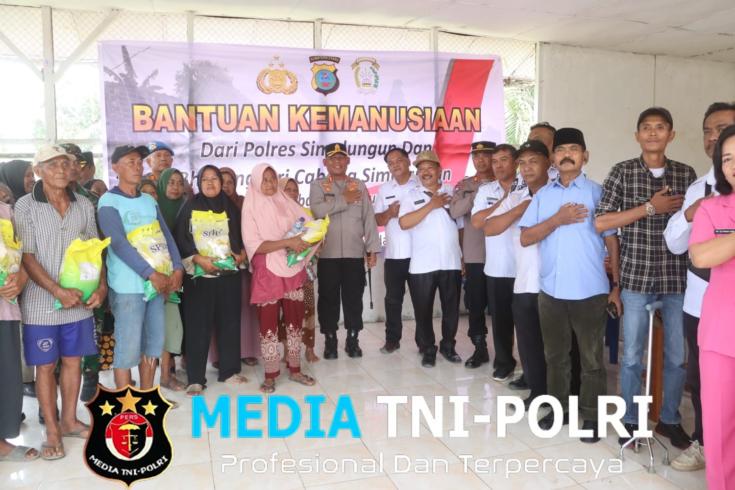 Kapolres Simalungun Turun Langsung, Salurkan Bantuan Kemanusiaan bagi Korban Angin Puting Beliung di Pematang Bandar