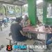 Menyatu dengan Warga, Bhabinkamtibmas Kuala Behe Sambangi Masyarakat Sambil Bagikan Himbauan Antisipasi Kejahatan