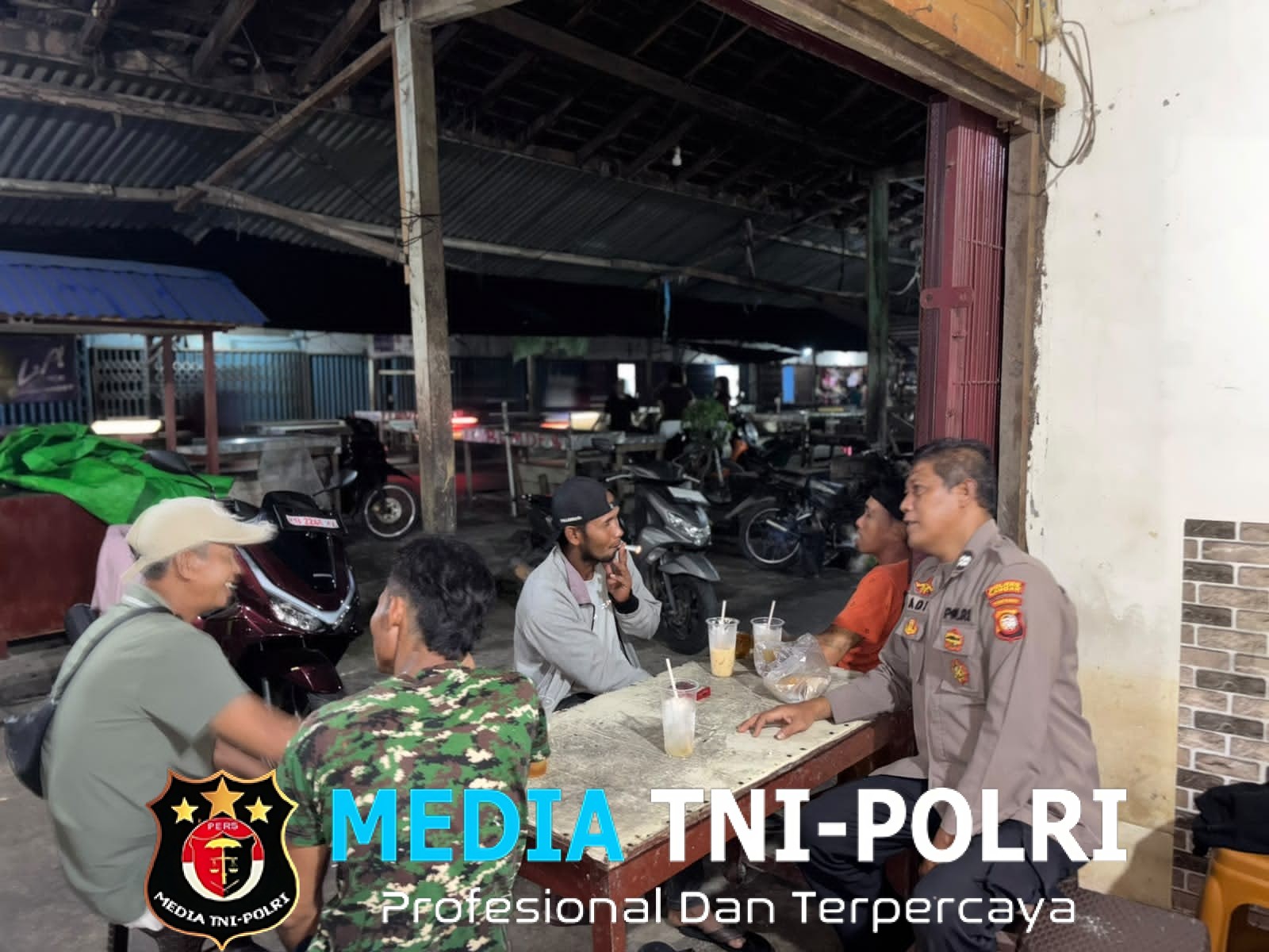 Jaga Kamtibmas Lewat Sapaan Hangat, Polisi Mandor Ubah Patroli Malam Jadi Momen Silaturahmi dengan Warga