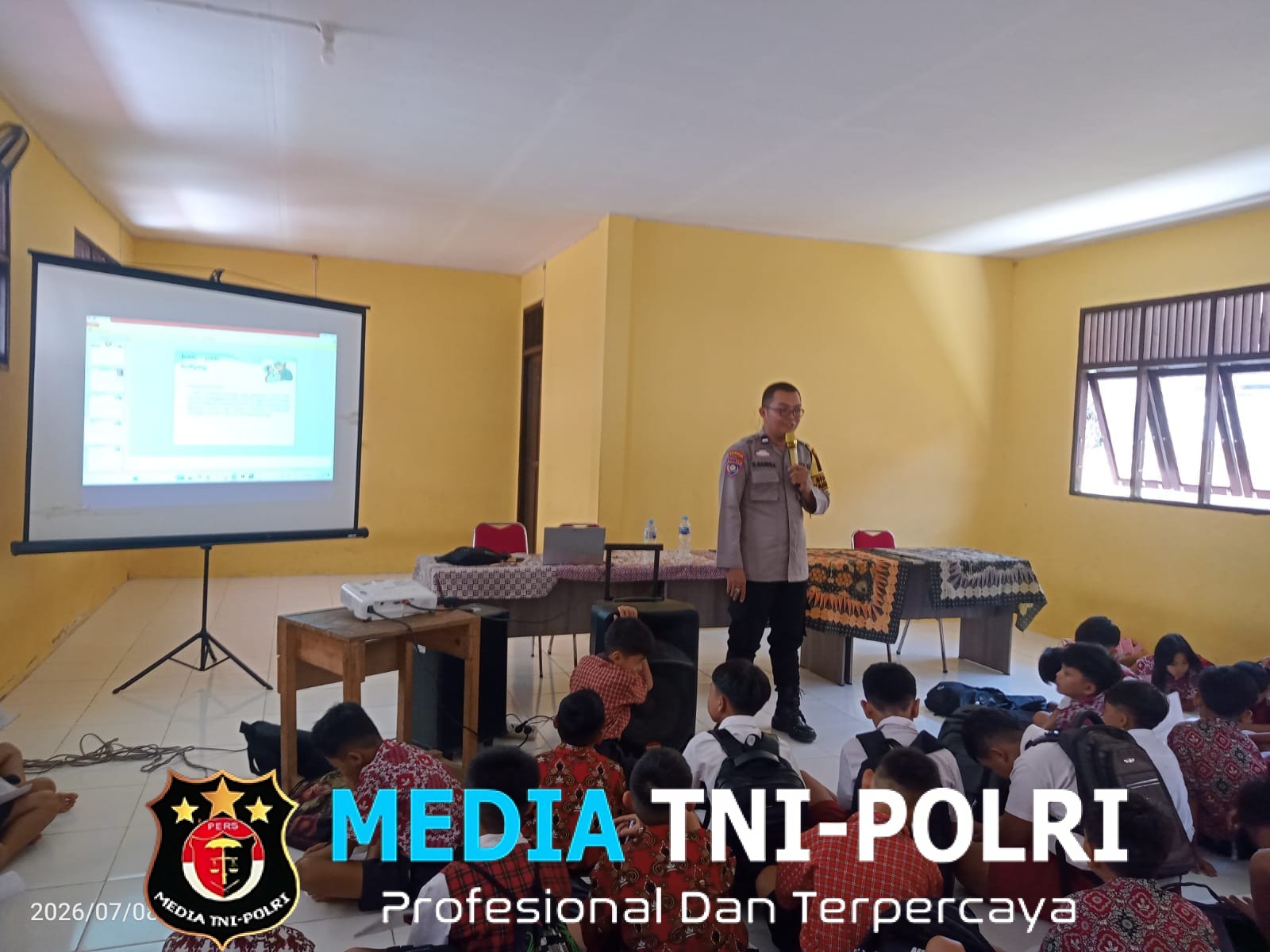 Cegah Kenakalan Remaja Sejak Dini, Bhabinkamtibmas Berikan Penyuluhan kepada Peserta MPLS