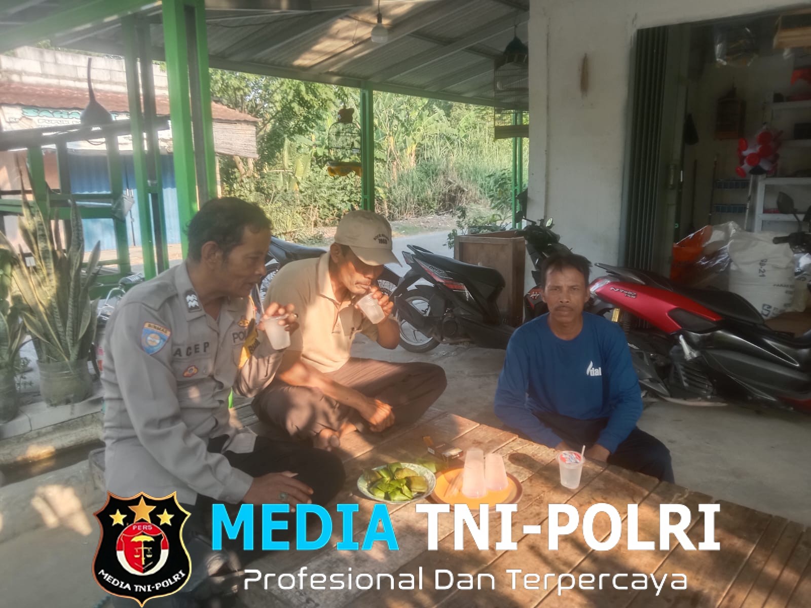 Sambang Warga Karangharja, Bhabinkamtibmas Pebayuran Ingatkan Bahaya Tawuran, Narkoba, dan Judi Online