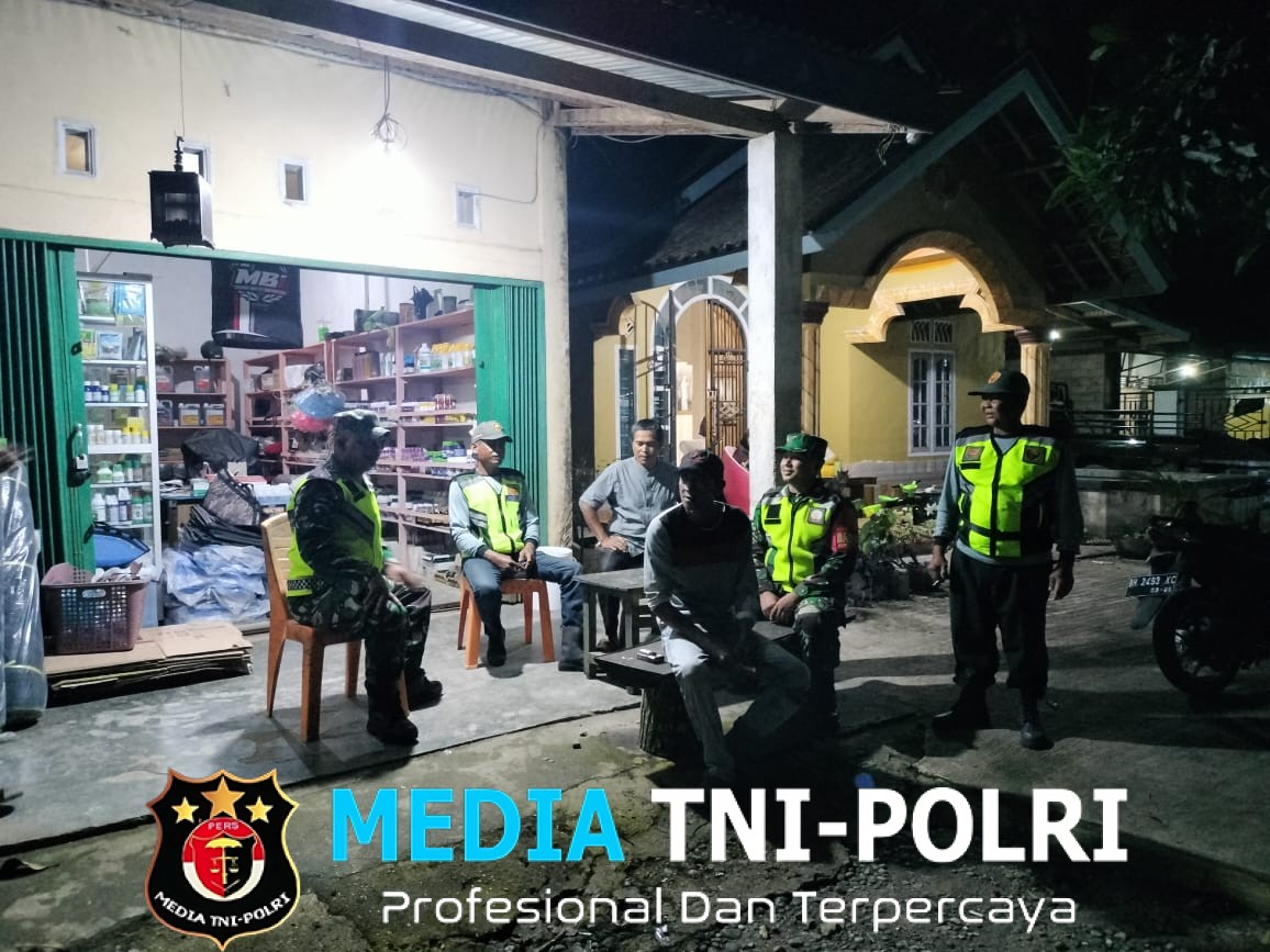 Patroli dan Komsos Malam Koramil 420-08/Tabir Perkuat Sinergi Jaga Keamanan Lingkungan