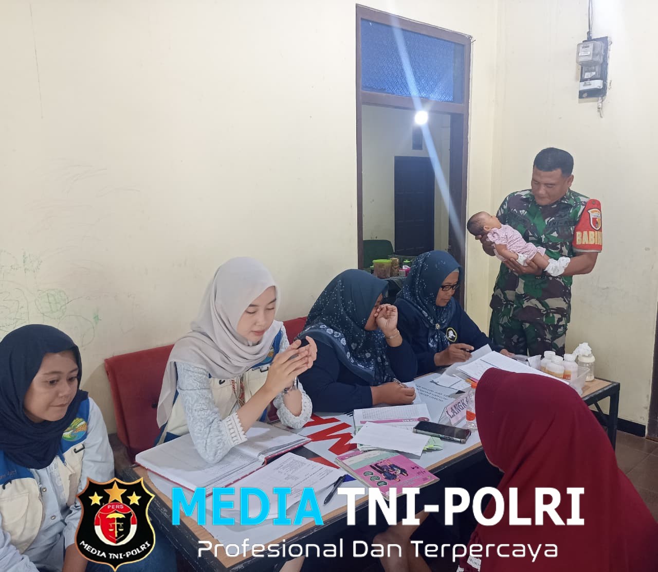 Cegah Stunting Sejak Dini, Babinsa Sertu Yhoni Dampingi Kegiatan Posyandu Di Dusun Gangsri