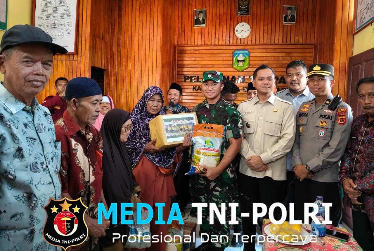 Dandim 0420/Sarko dan Wakil Bupati Sarolangun Salurkan Ratusan Paket Sembako untuk Korban Banjir dan Warga Kurang Mampu