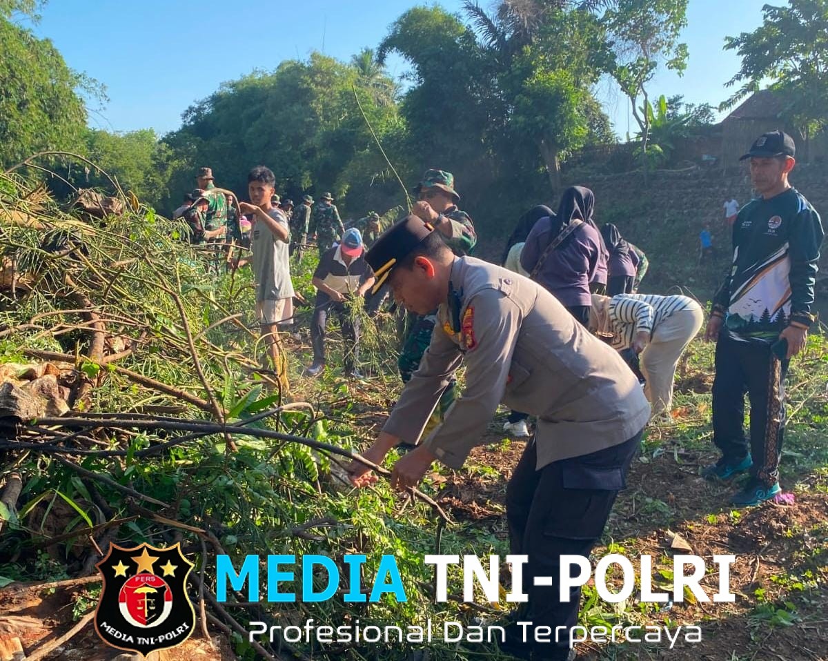 Waka Polres Lampung Utara Hadiri Gerakan Radin Inten Asri Bersihkan Sampah di Aliran Sungai Way Rarem