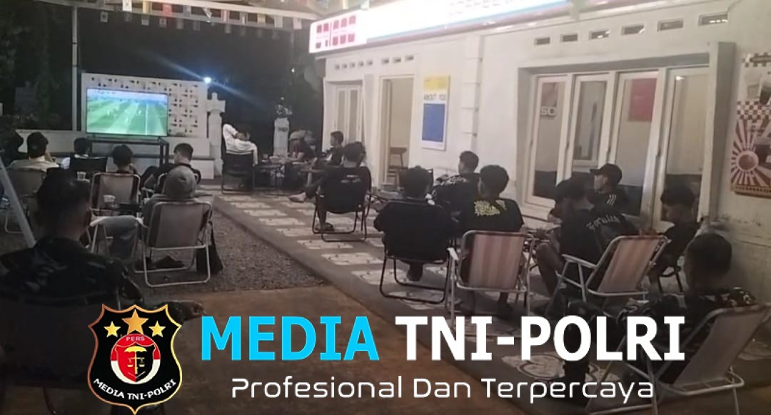 Anggota TNI Kodim 0725/Sragen Bersama Masyarakat Nobar Piala Dunia di 13 titik Koramil dari jajaran kodim 0725/Sragen